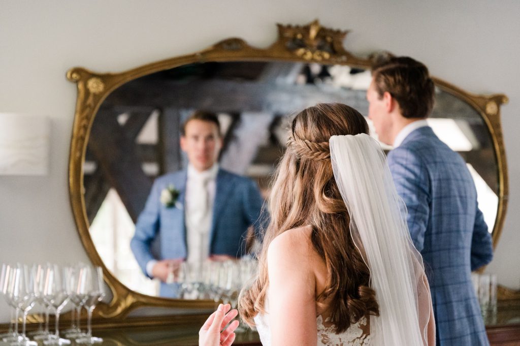 bruidspaar voor de spiegel.