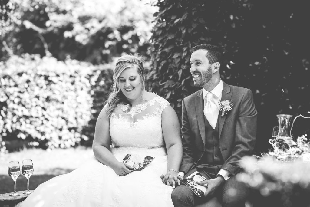 Bruidspaar tijdens hun trouw ceremonie, ze genieten en lachen.