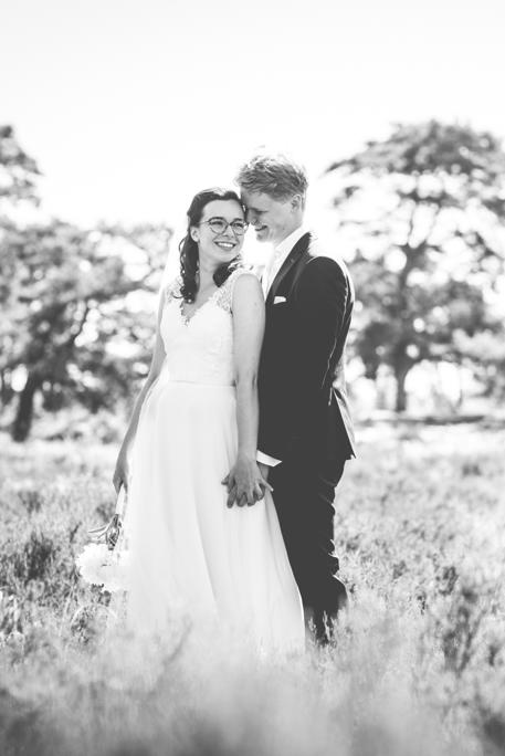 Bruidegom knuffelt zijn bruid.