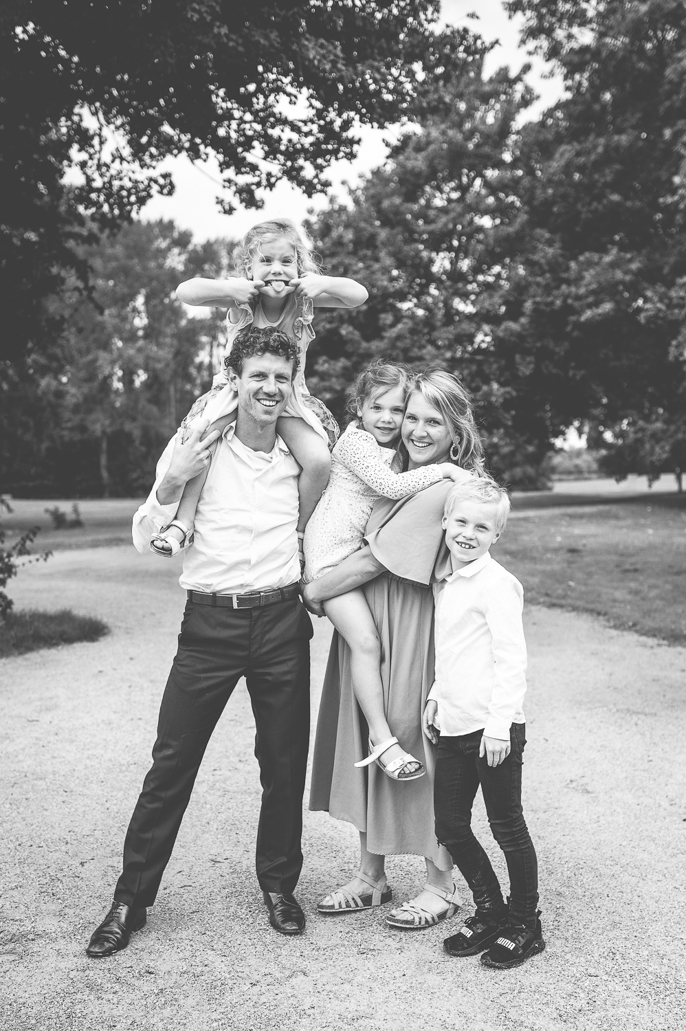 Bruid en bruidegom omhelzen elkaar innig tijdens hun bruiloft reportage.