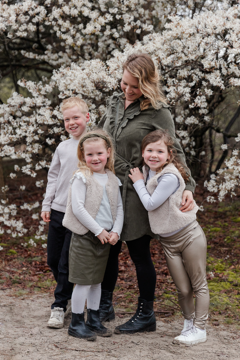 Liefdevolle moeder met haar drie kinderen.