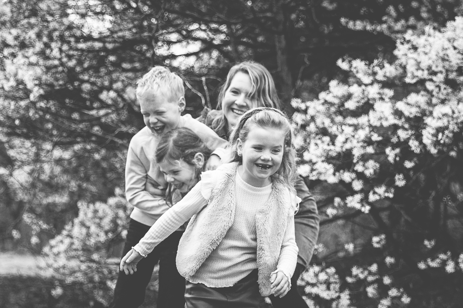 NB4A0366-3 Een gezin dat veel plezier heeft met elkaar, moeder en kinderen gieren van het lachen.