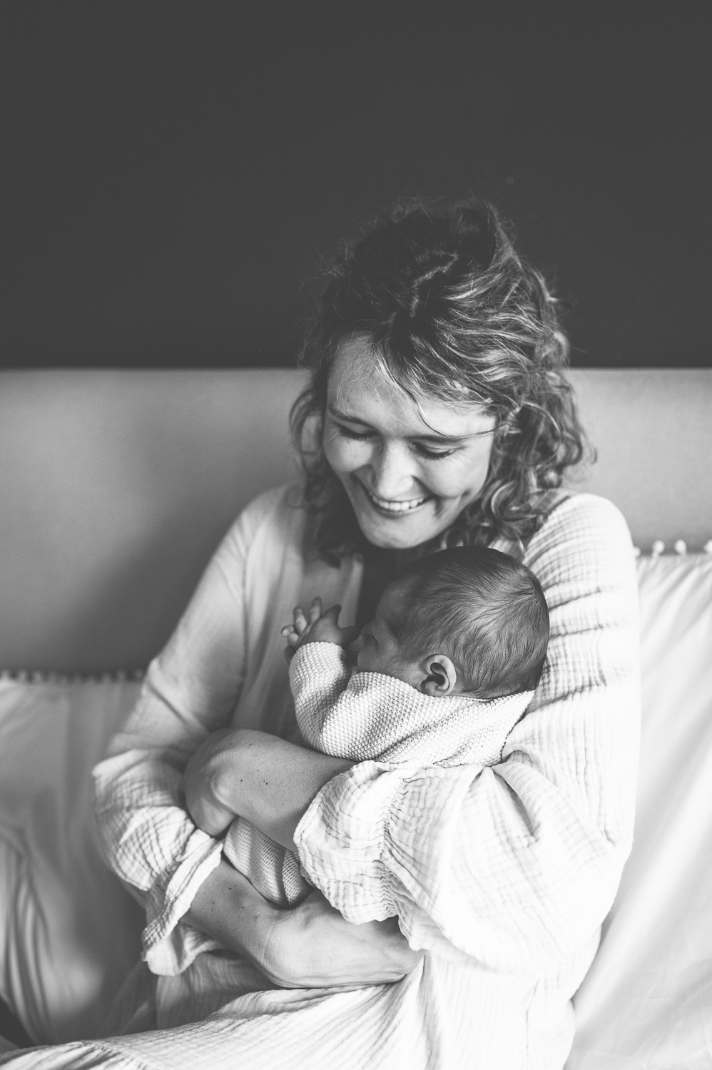 Kraamvrouw, geniet van en met haar pasgeboren newborn baby.