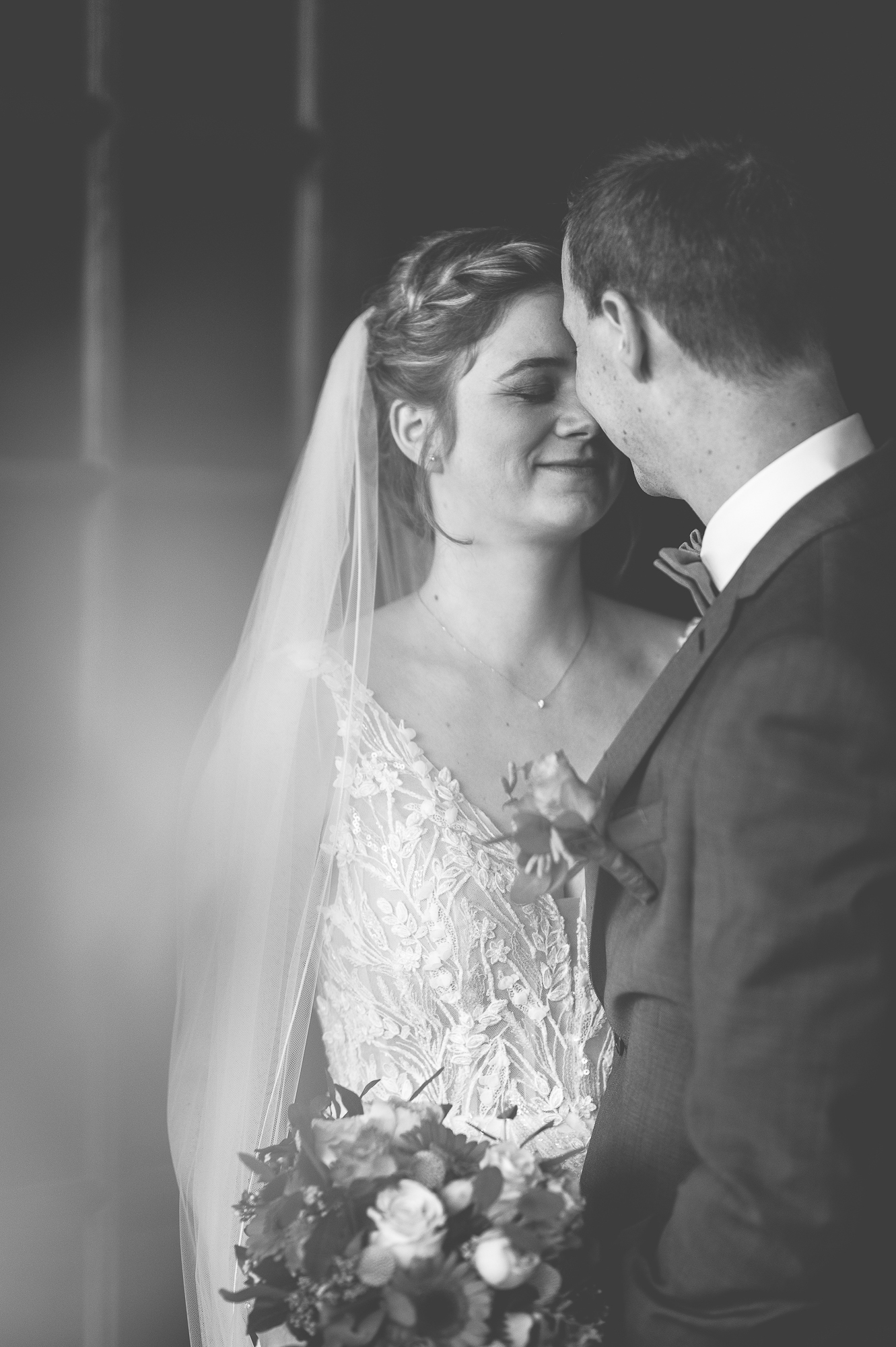 Bruidspaar dat elkaar liefdevol vasthoudt. 