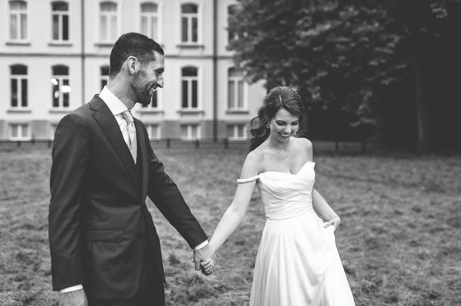 Bruidspaar bij Landgoed Wolfslaar tijdens hun bruiloft.