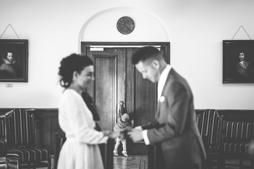 zoon probeert te ontsnappen tijdens een ceremonie in stadhuis breda.