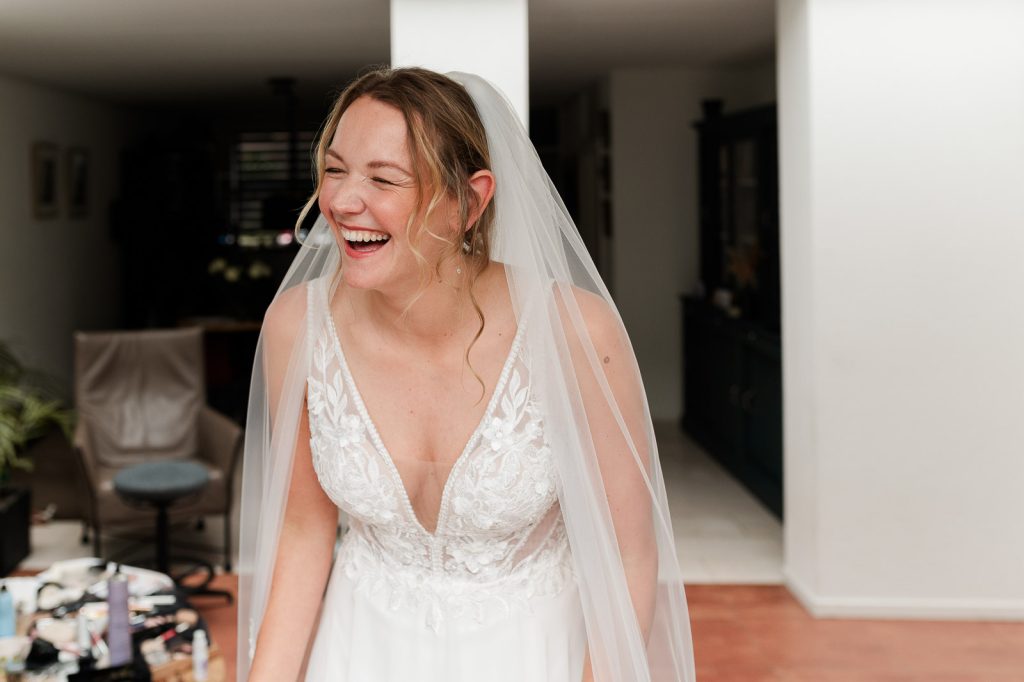 genietende bruid tijdens het klaarmaken.