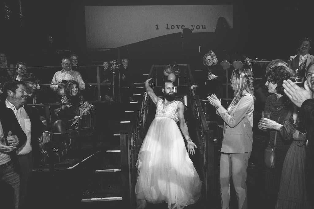 bruidegom verkleed als bruid tijdens hun feest.