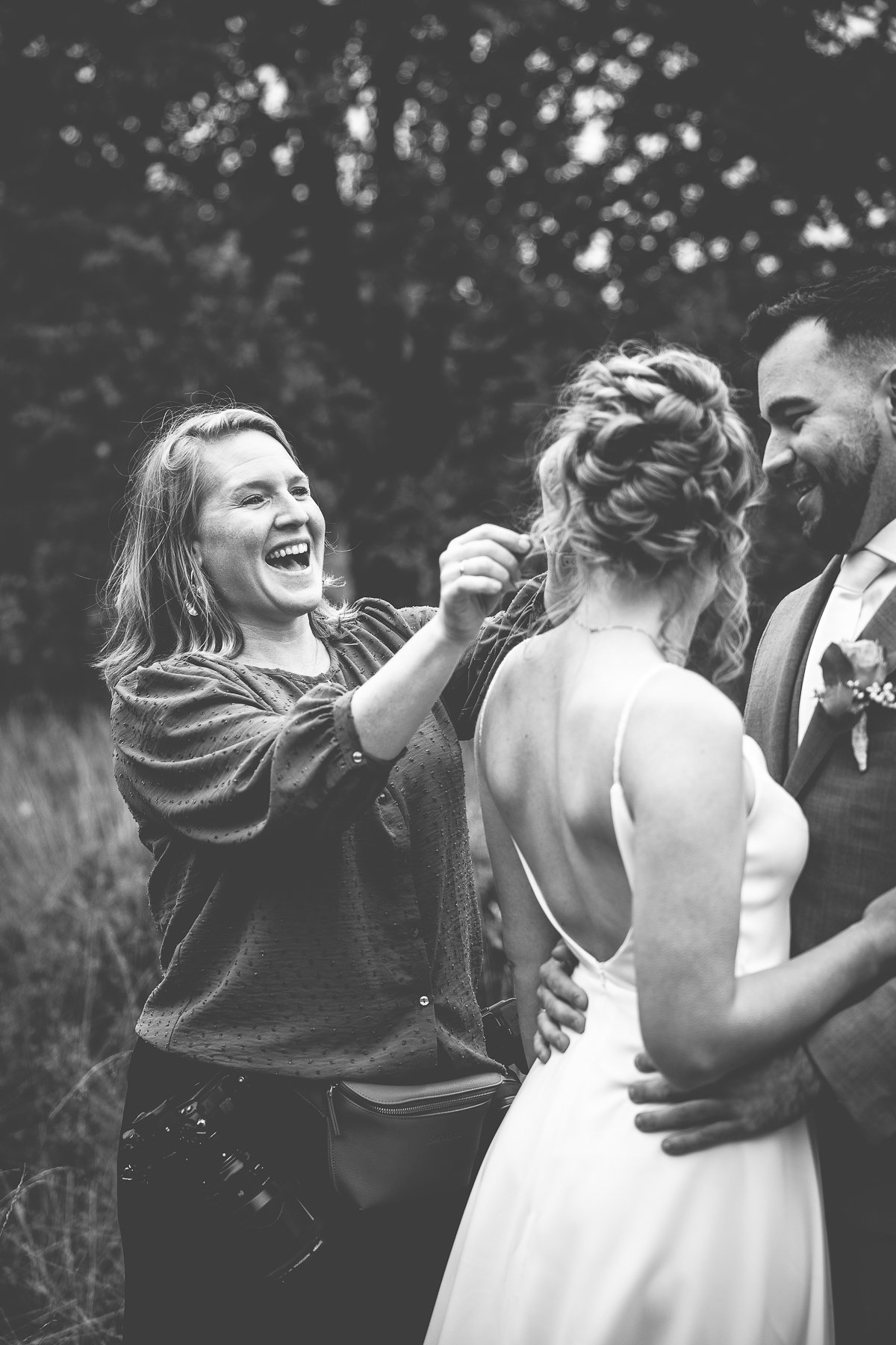 Genietende trouw fotograaf tijdens een bruiloft foto reportage. 