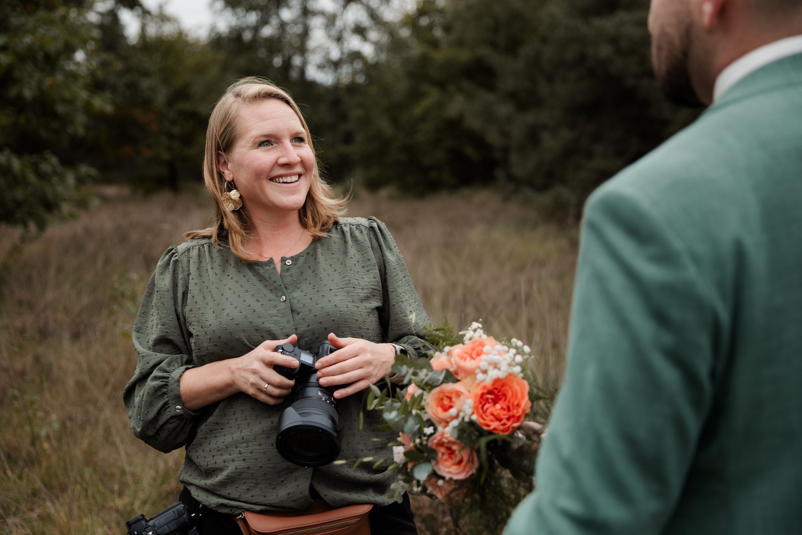betrokken en liefdevolle trouwfotograaf breda, aan het werk met een bruidspaar