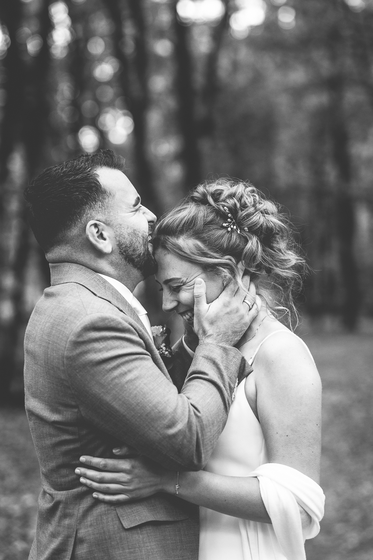 Tijdloze, ongekunstelde beelden waarin het bruidspaar stralend zichzelf kan zijn.