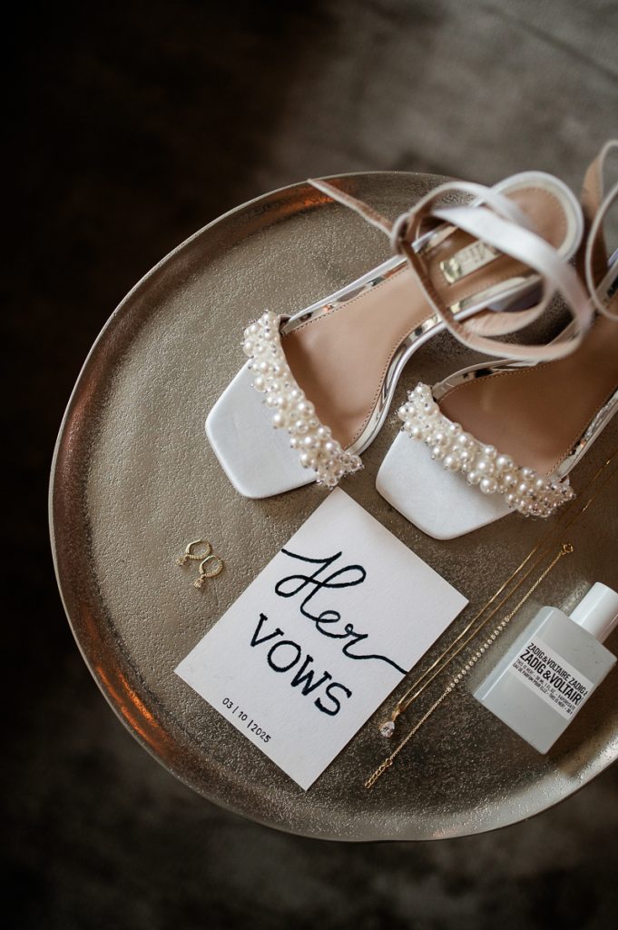 details van de bruid in de ochtend van de bruiloft