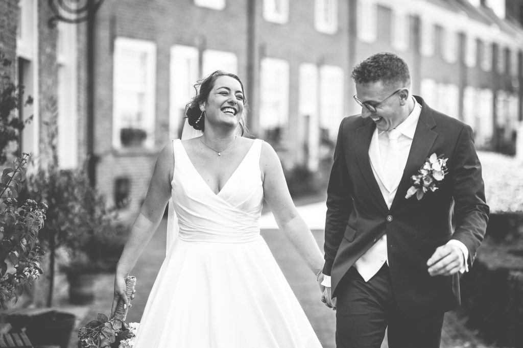 Genietend bruidspaar dat stralend zichzelf is.