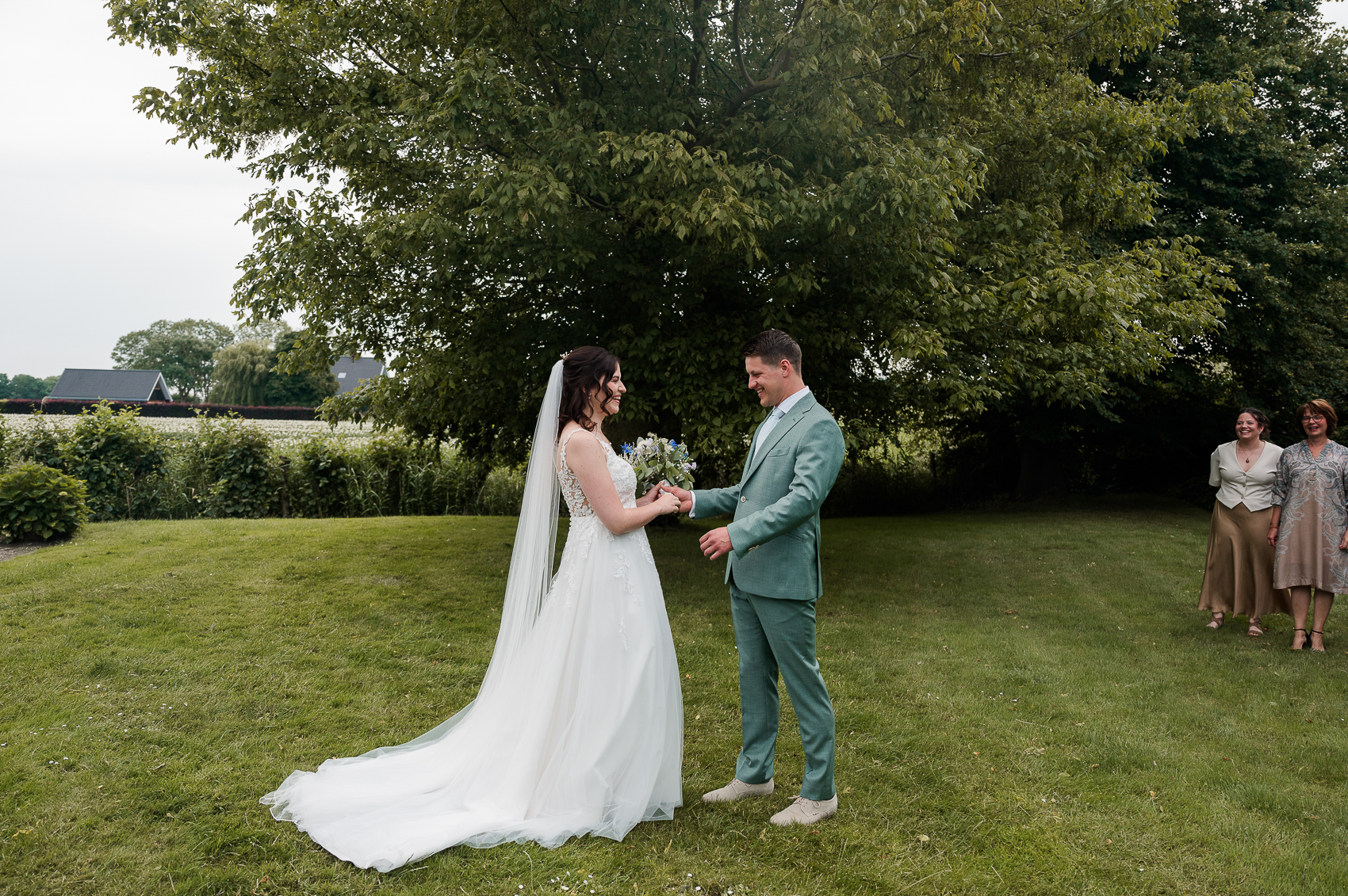 first look van een bruid en bruidegom tijdens de bruiloft.