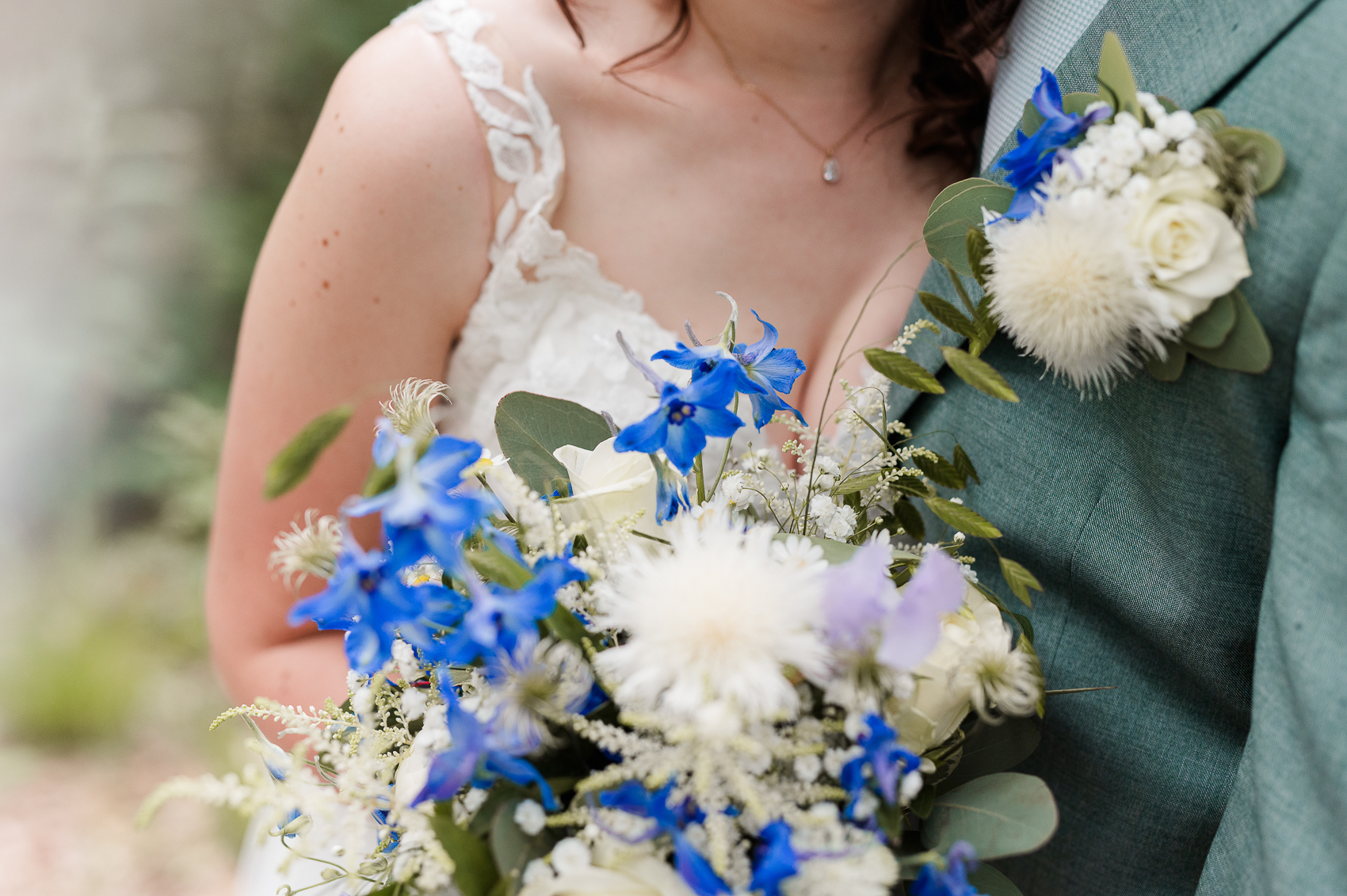 bruidspaar, detail van de bloemen en de kleding.