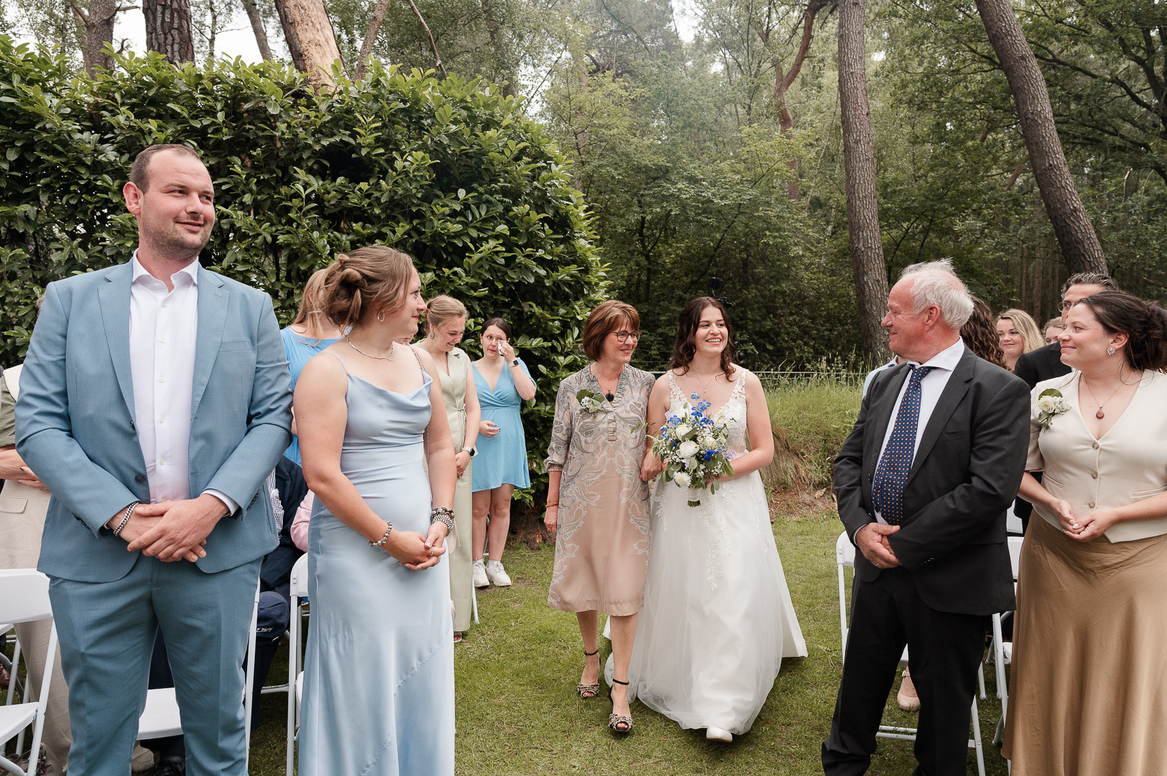 Bruid komt met haar moeder aan bij de ceremonie.