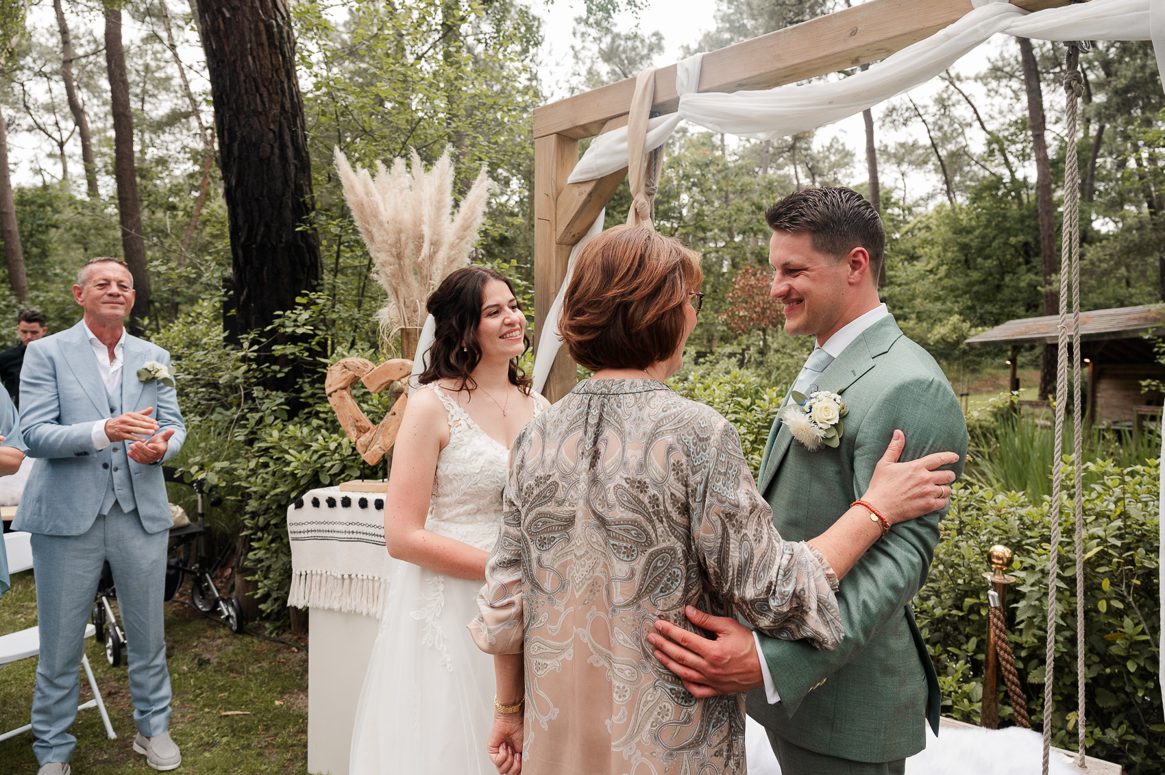 Bruid wordt weggegeven door haar moeder aan de toekomstige echtgenoot tijdens de ceremonie bij Natuurlijk Kloof.
