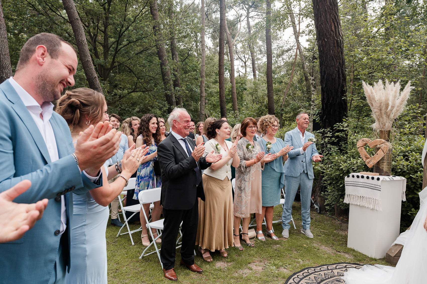 bruidsgasten tijdens de bruiloft ceremonie.