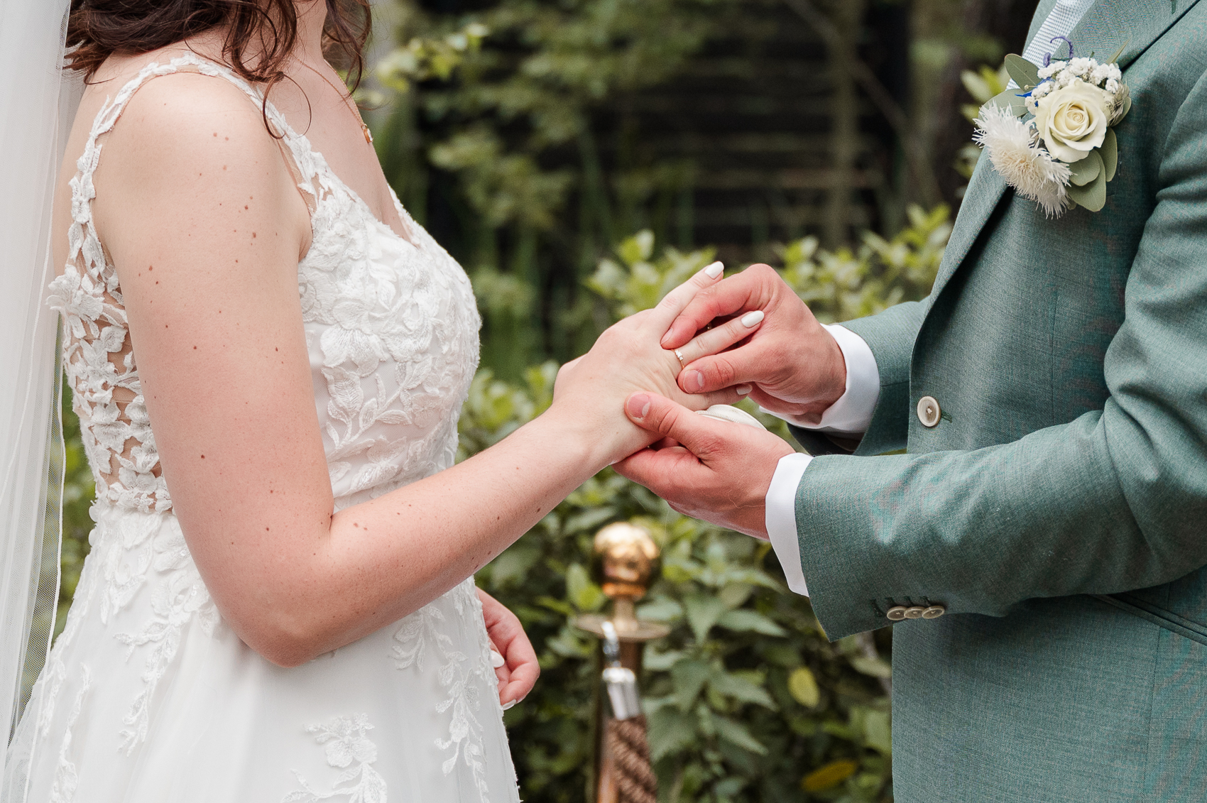detail shot van de trouwringen tijdens de ceremonie bij Natuurlijk Kloof.