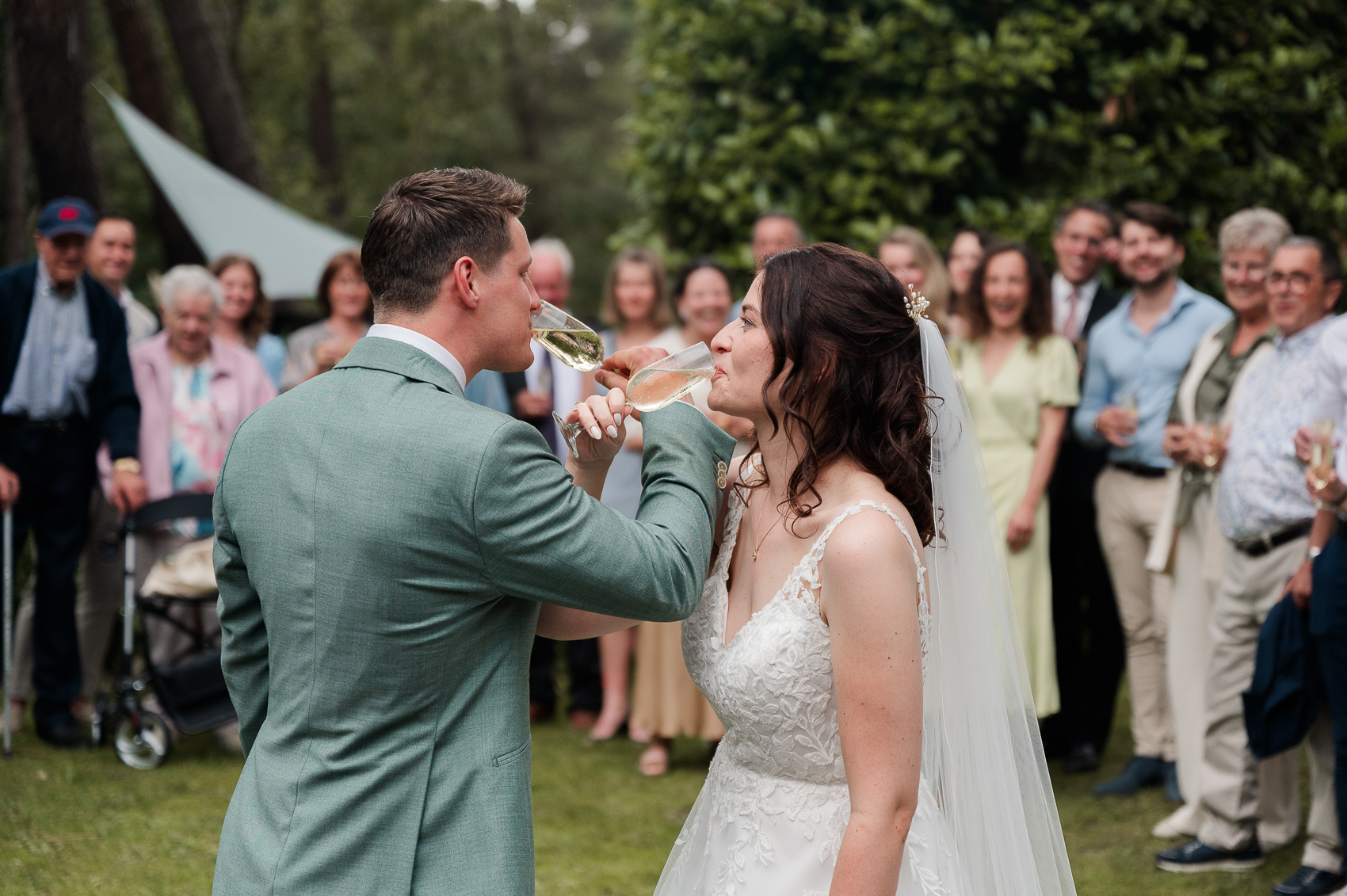 bruidspaar met champagne om te proosten op hun huwelijk