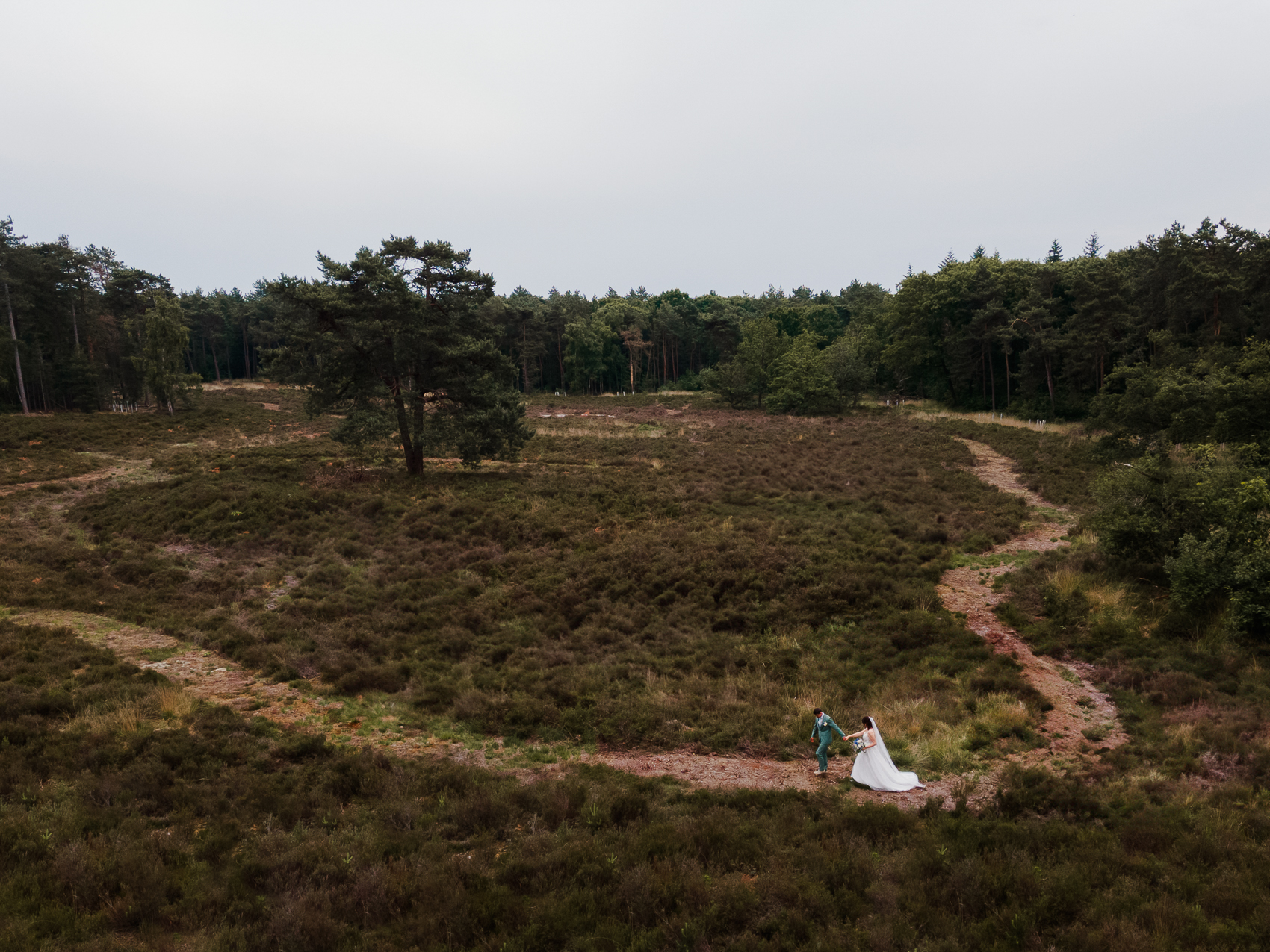Drone beeld, gemaakt door Pasquale Langerak, fotograaf uit Breda, tijdens een bruiloft bij Natuurlijk Kloof.